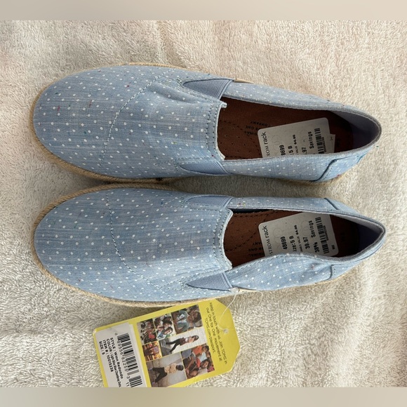 Tom’s women’s size 5 and one pair of 51/2 all are  like new or some are new - Picture 8 of 8